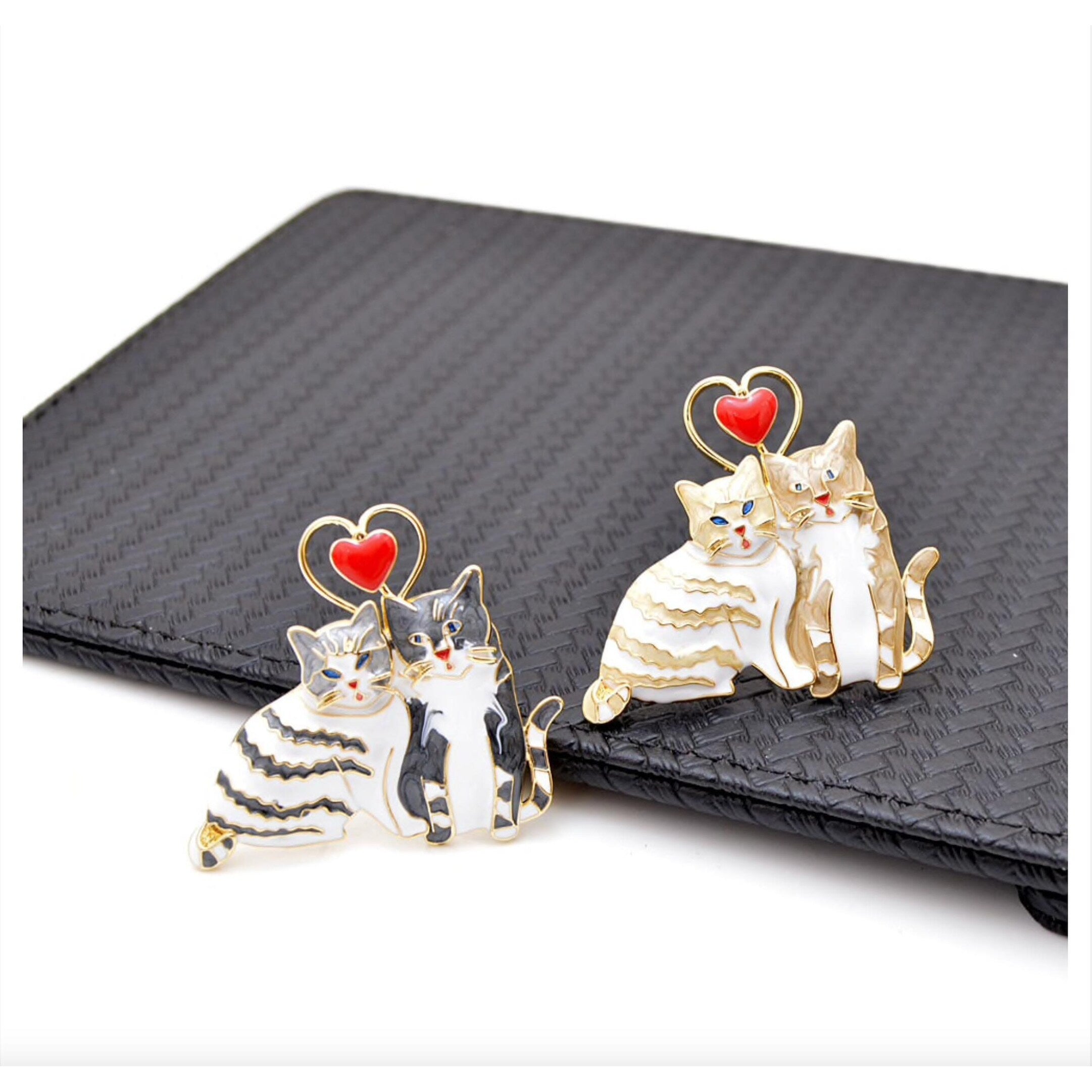 Premium Dual Cats & Heart Brooch - Beige Enamel Elegance